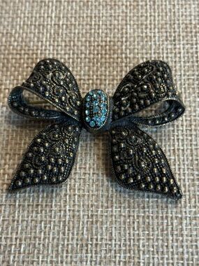 Vintage Antiqued Gold Tone Bow Brooch Filigree Blue Rhinestone Pin 2.25"